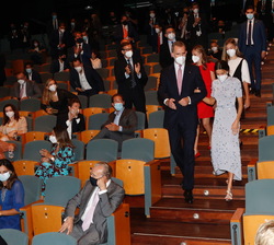 Sus Majestades los Reyes y Sus Altezas Reales la Princesa de Asturias y de Girona y la Infanta Doña Sofía se dirigen a ocupar su lugar para la ceremon